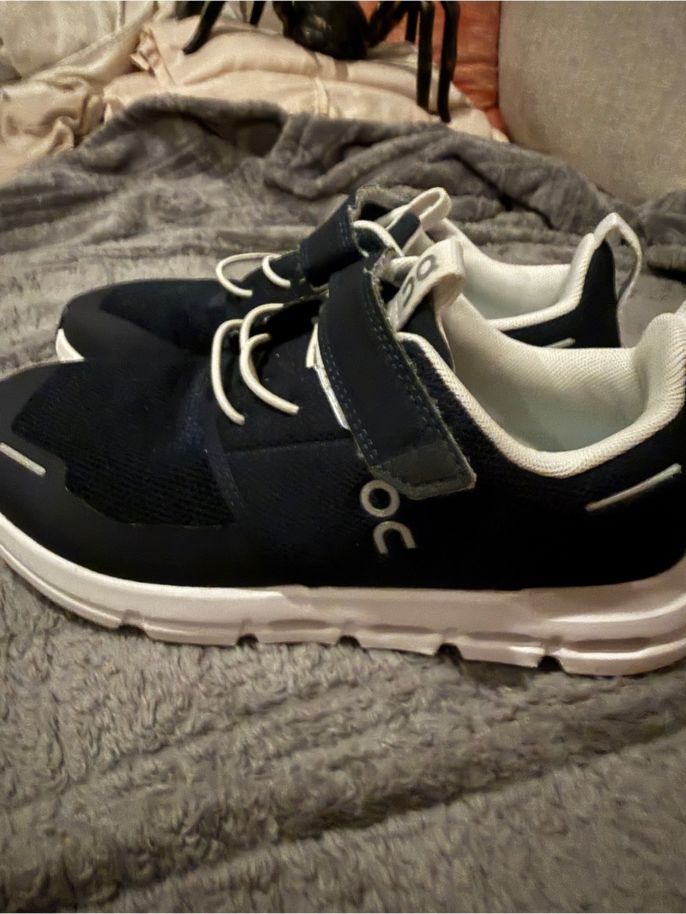 On Running Kids Navy and White Hook-and-Loop Sneakers